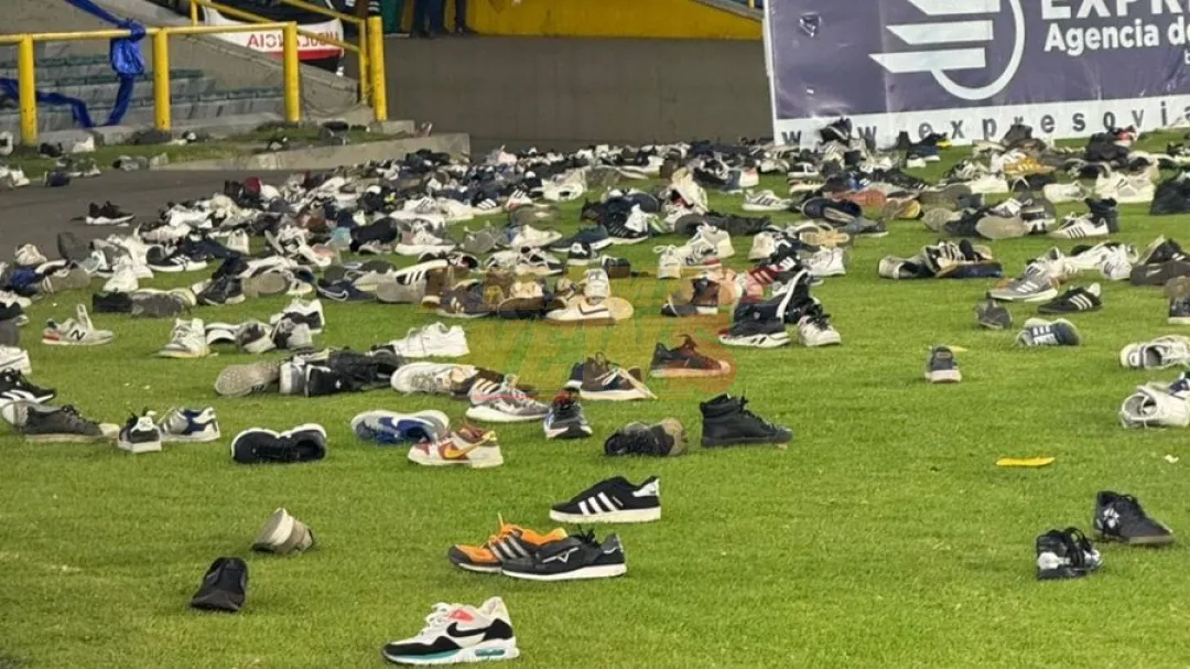 Aficionados lanzan zapatos a la cancha en protesta por mal paso de Millonarios en la liga de Colombia