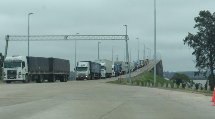 Camioneros de carga uruguayos amenazan con bloquear los puentes internacionales con Argentina