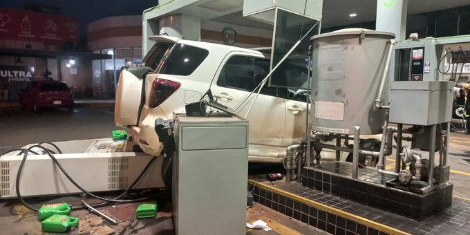 Conductora borracha causa destrozos en estación de servicio: alegó que le fallaron los frenos