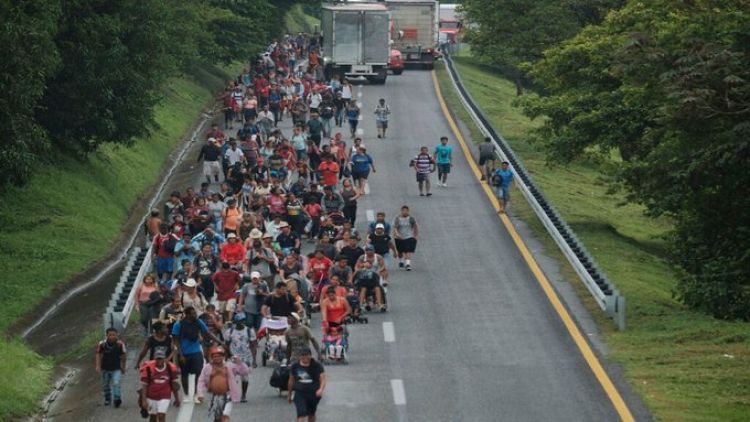 México entrega 800 visas a miembros de caravana