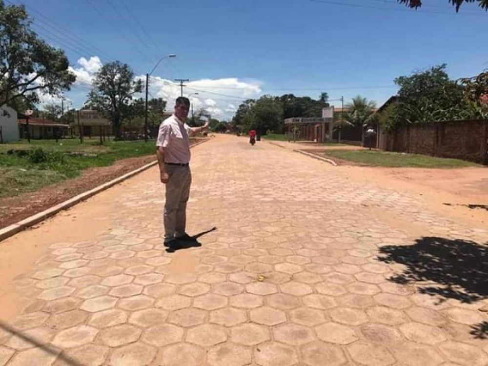 Gobernador Acevedo encara trabajos de adoquinado en Bella Vista