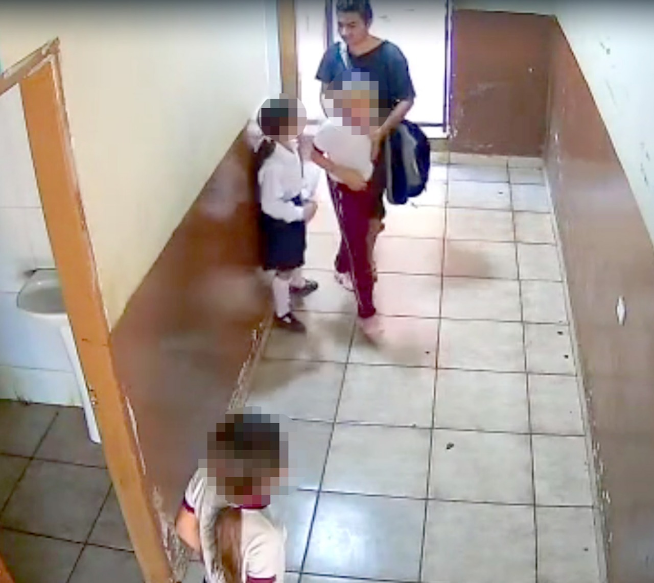 Atrapan a depravado que ingresó al baño de una escuela y manoseó a estudiantes