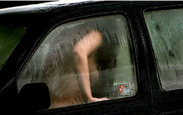 Jueves “Non Santo”: Una pareja fue sorprendida teniendo sexo en el auto