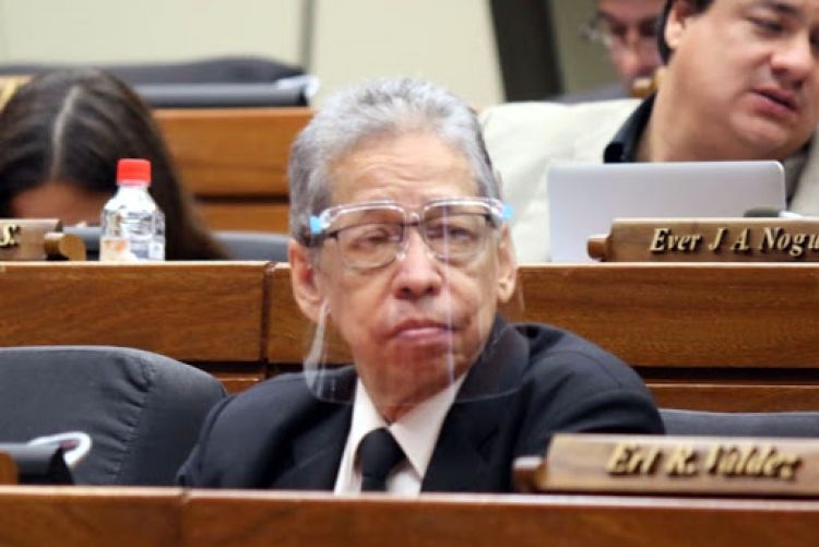 Neumólogo califica de lamentable al diputado que dijo "apenas 3.500 muertos tenemos"