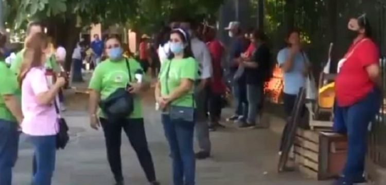 Docentes se movilizan en la plaza uruguaya en repudio a las clases presenciales