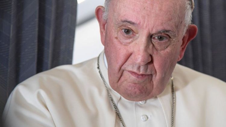 Papa Francisco tropezó mientras subía a un avión