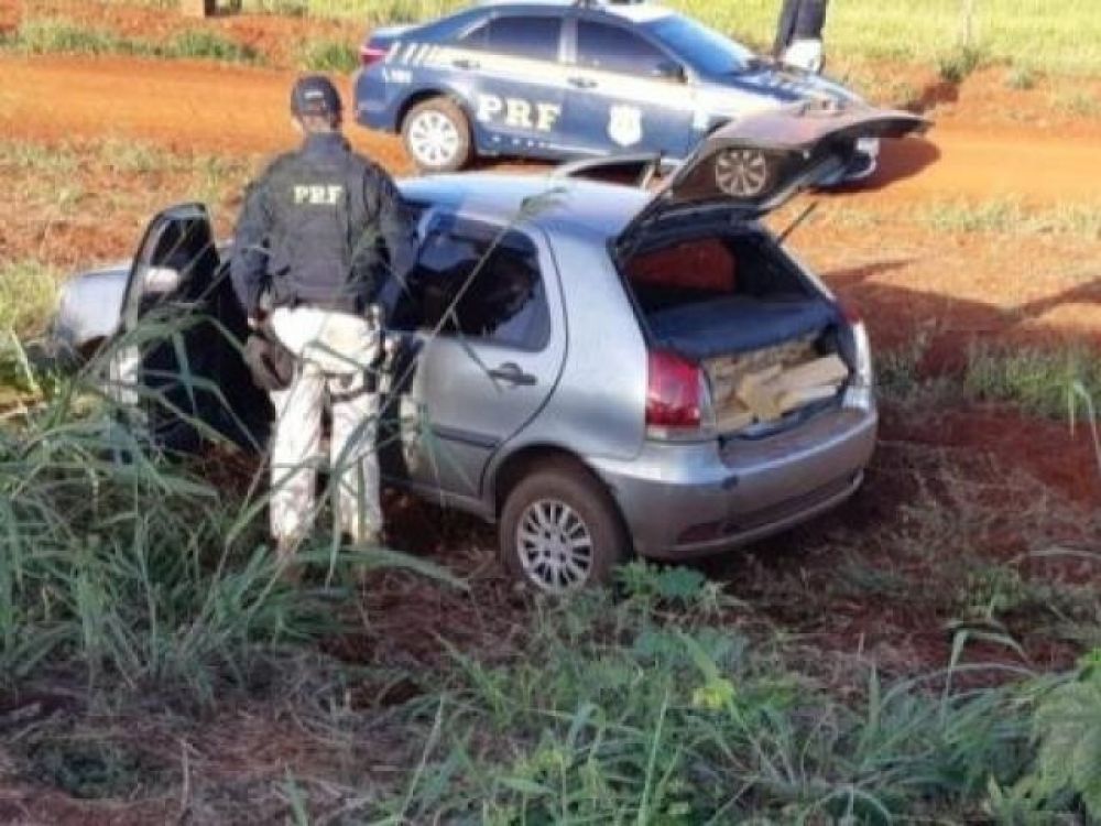 Traficante abandona carro carregado com maconha, skunk e haxixe