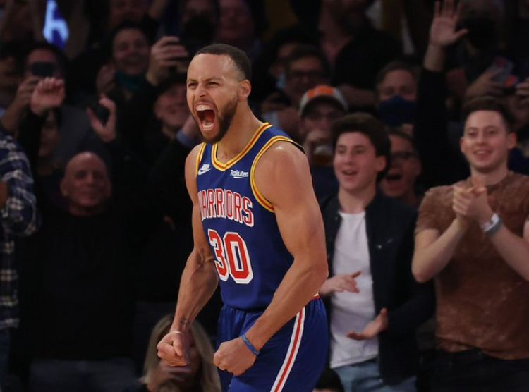 Stephen Curry bate el récord de triples en la historia de la NBA
