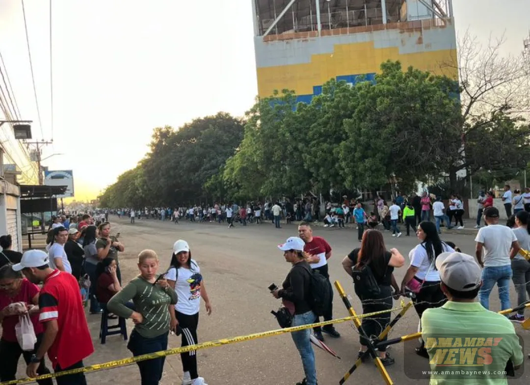 Los venezolanos hacen fila para votar