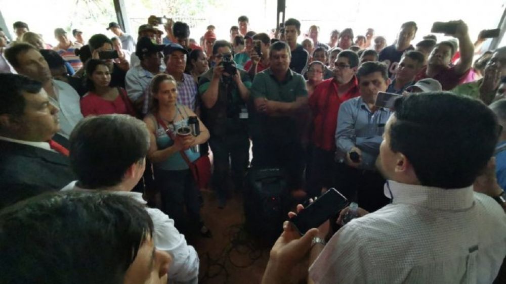 Protesta de campesinos al asumir nuevo director regional del Indert