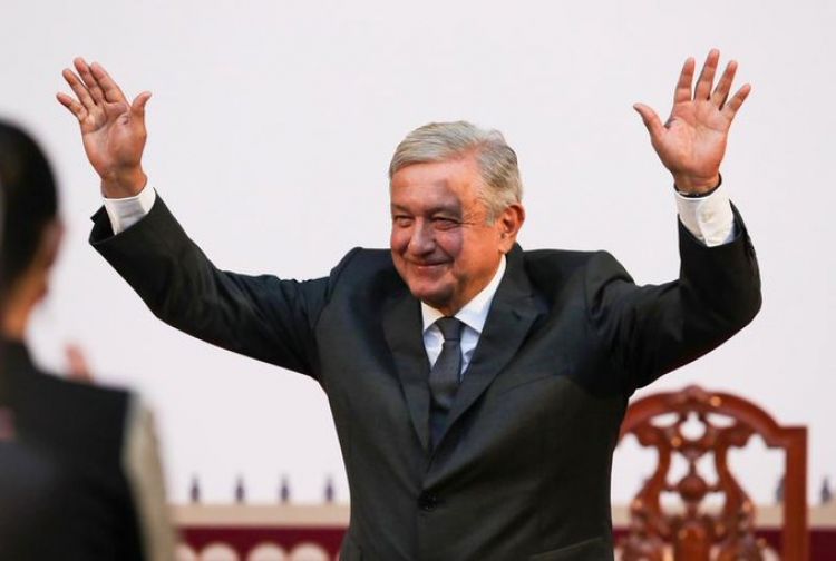 Presidente de México pide limitar fiestas de Navidad por COVID-19