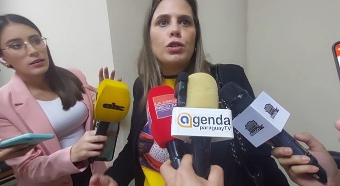 Kattya anuncia que respetará decisión de Contraloría sobre su asesor