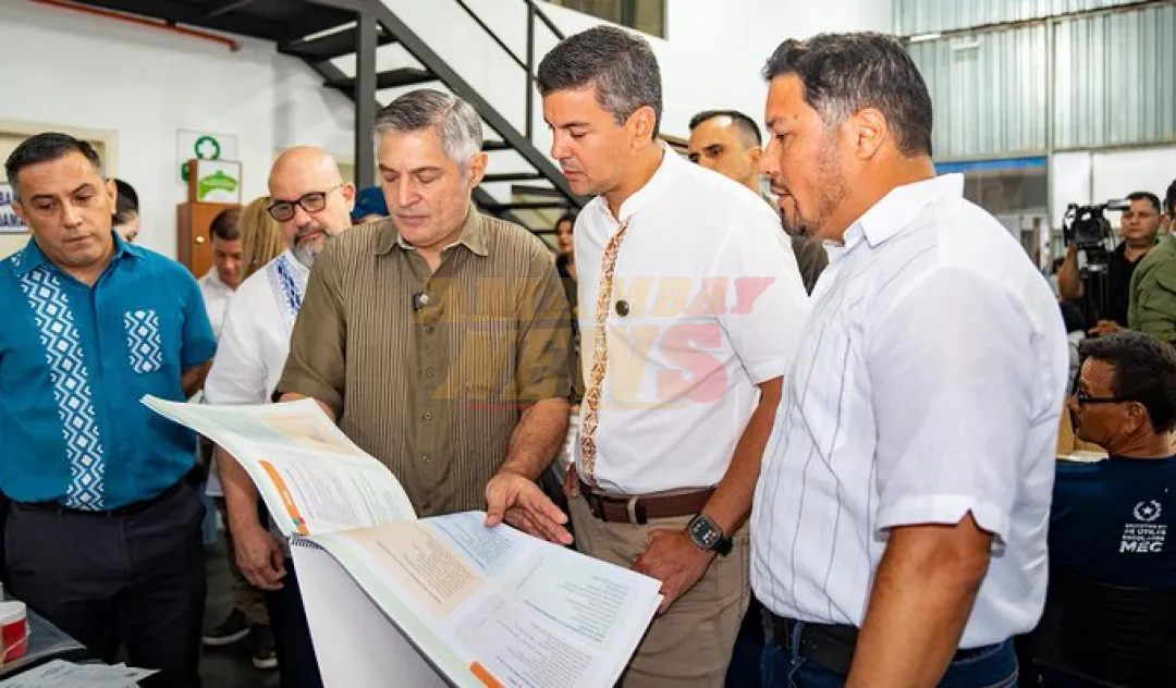 Santi verifica calidad de útiles del kit escolar