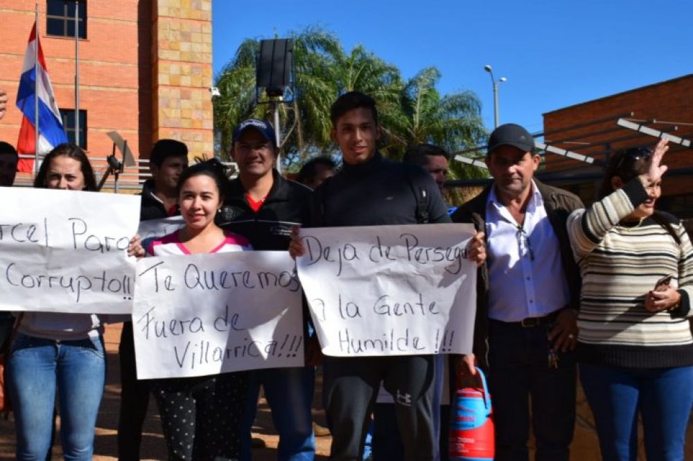 Escrachan a periodista investigado por presunta extorsión en Villarica
