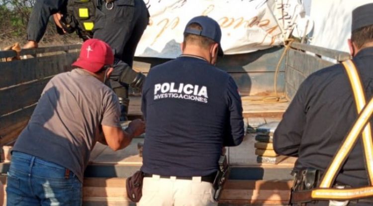 Incautan media tonelada de marihuana transportada en una camioneta en Ñeembucú