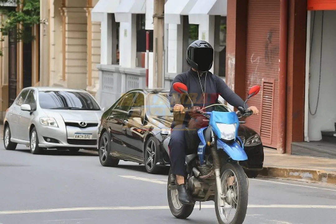 Prohíben usar auriculares al conducir motocicleta