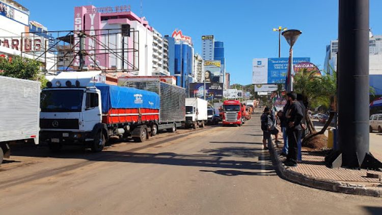 Camioneros se manifiestan en Ciudad del Este y piden libre circulación sobre el Puente de la Amistad