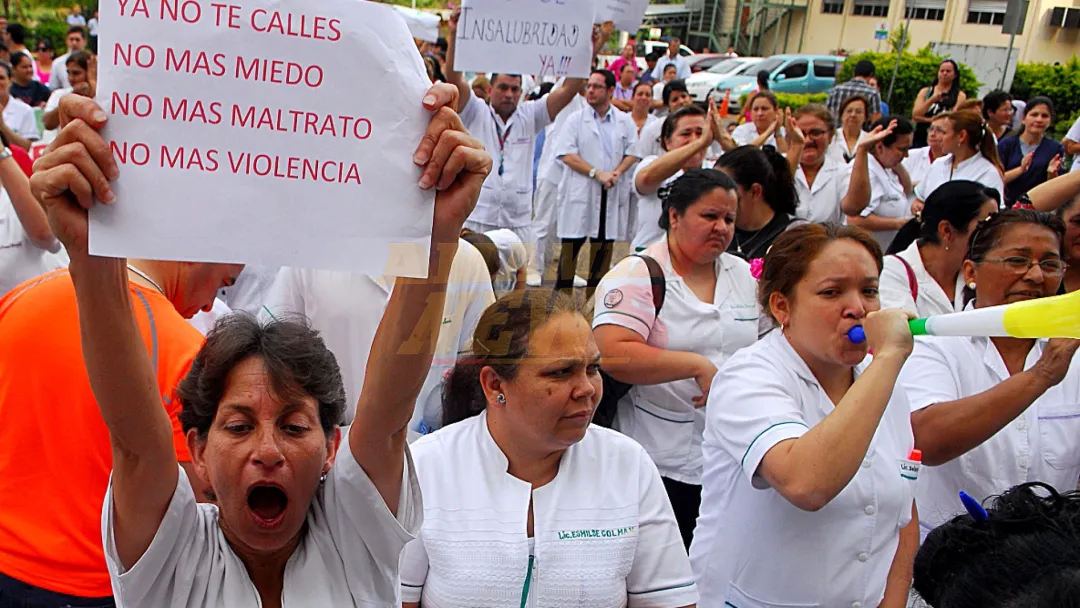 Médicos y enfermeras amenazan con paro si se cambia ley de jubilación