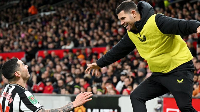 Newcastle humilla al United y avanza a cuartos de la Copa de la Liga