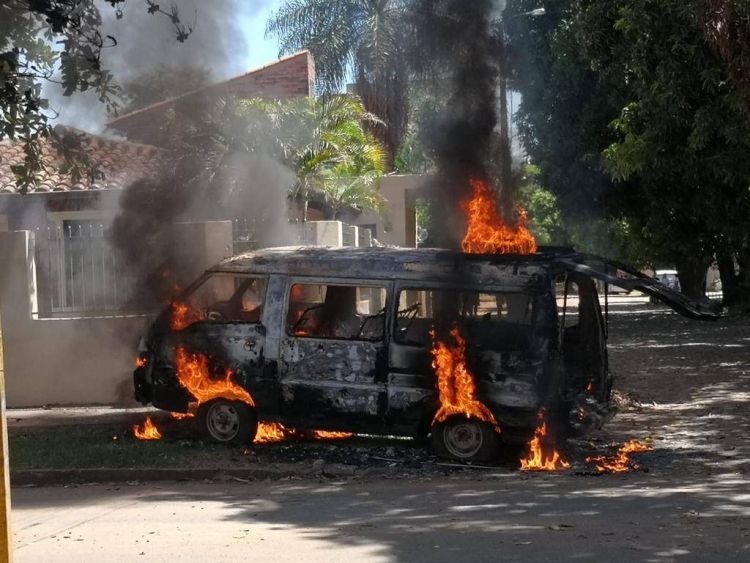 Una camioneta ardió en la vía pública de Fernando de la Mora
