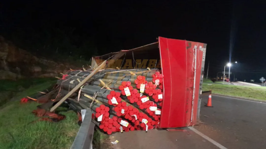 Un semirremolque cargado volcó en Caacupé