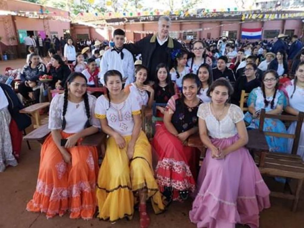 José Carlos Acevedo, entregó sillas y habilitó obras en escuela y colegio Cerro Corá