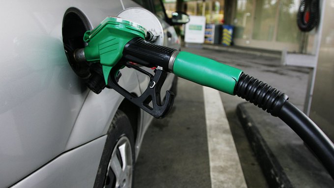 Emblemas privados aumentan costos de combustibles