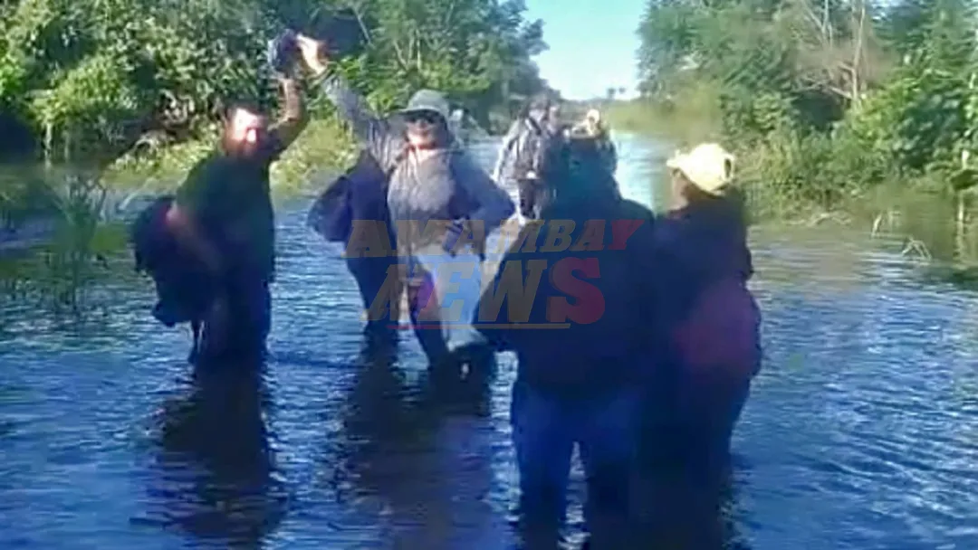 Itacuá: Docentes caminan por agua mientras autoridades se enfrentan