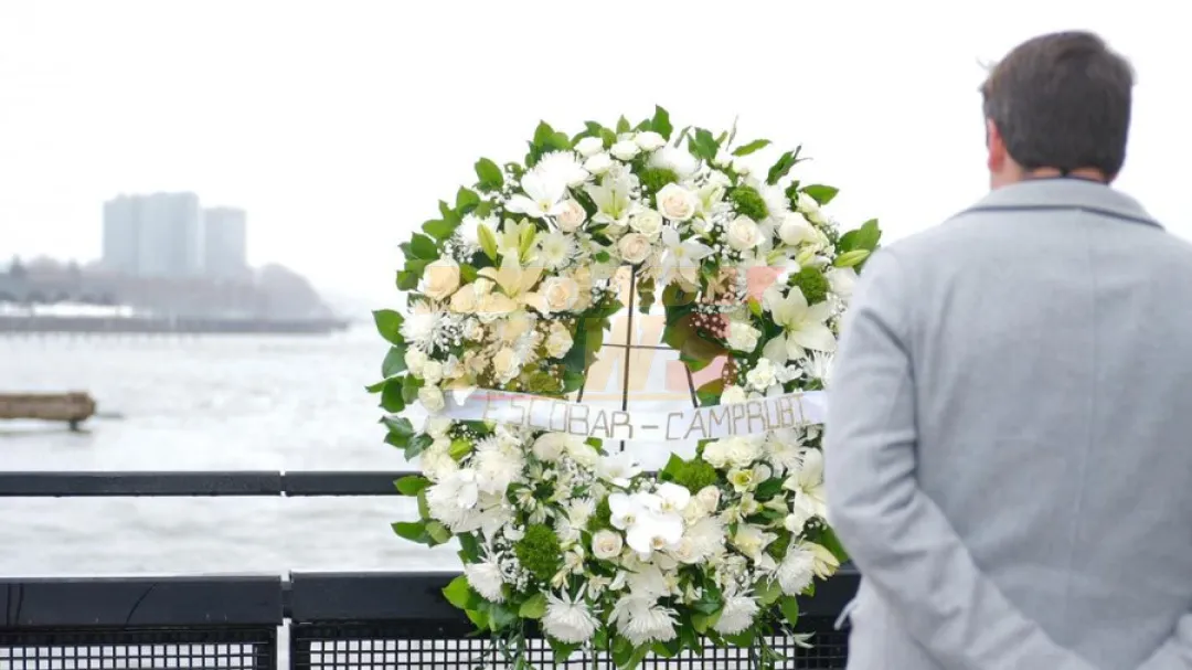 Familiares de las víctimas del helicóptero que se estrelló en el río Hudson rinden homenaje desde el lugar
