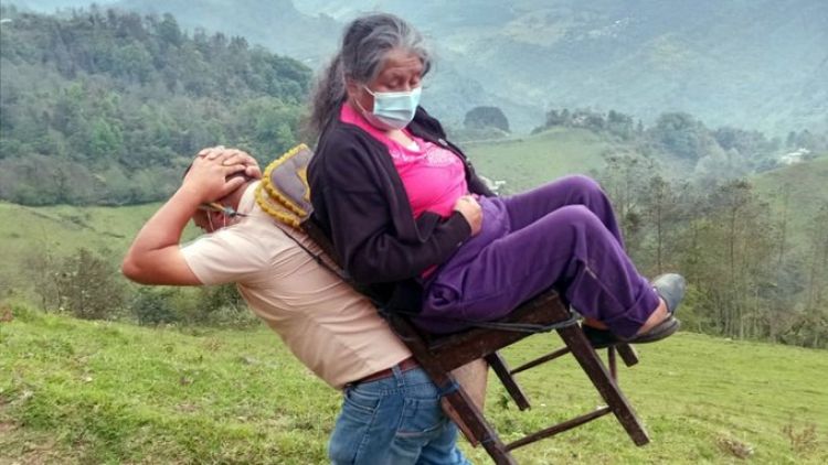 Trasladan a adultos mayores desde las montañas de México hasta los centros de vacunación