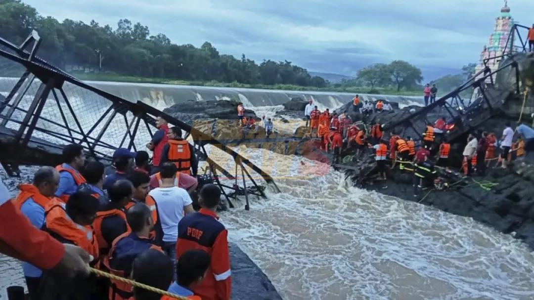 Colapsa puente en India; hay dos turistas muertos, 32 heridos y varios desaparecidos