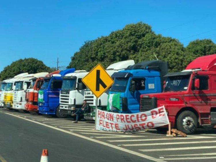 Anuncian que se levanta el paro previsto por camioneros