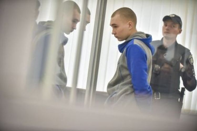 Ucrania condena a cadena perpetua al primer soldado ruso juzgado por crímenes de guerra