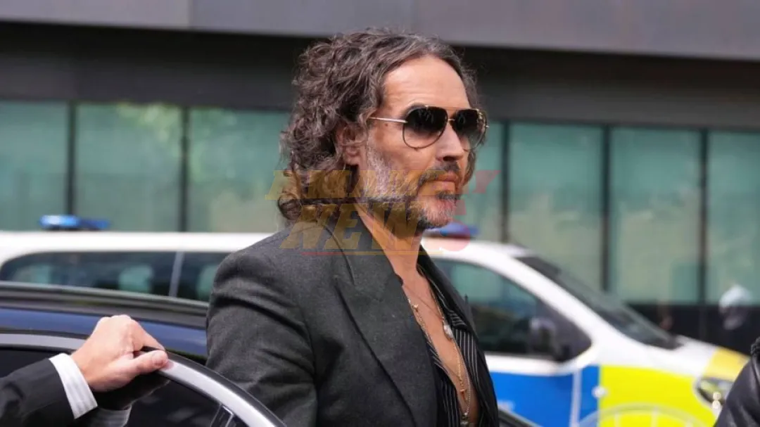 Russell Brand niega cargos por violación y agresión sexual ante tribunal en Londres