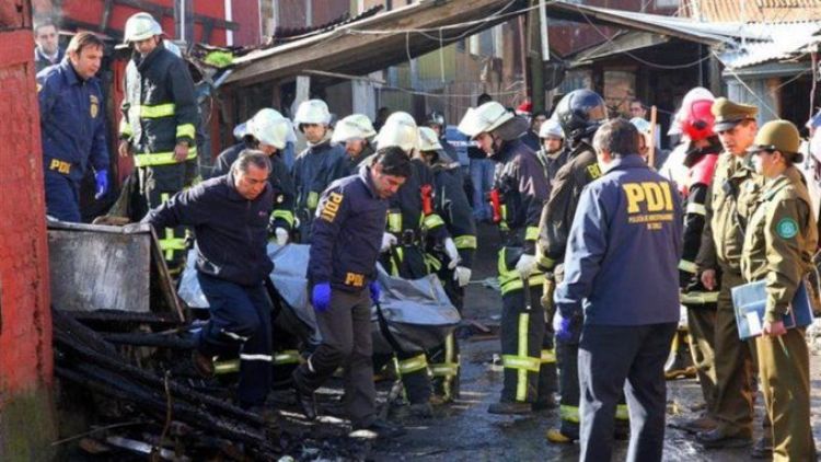 Incendio descontrolado arrasa con 30 casas en Chile
