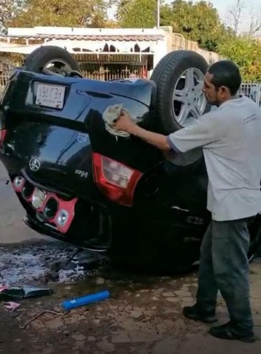 Echaron a empleado de lavadero que volcó un auto
