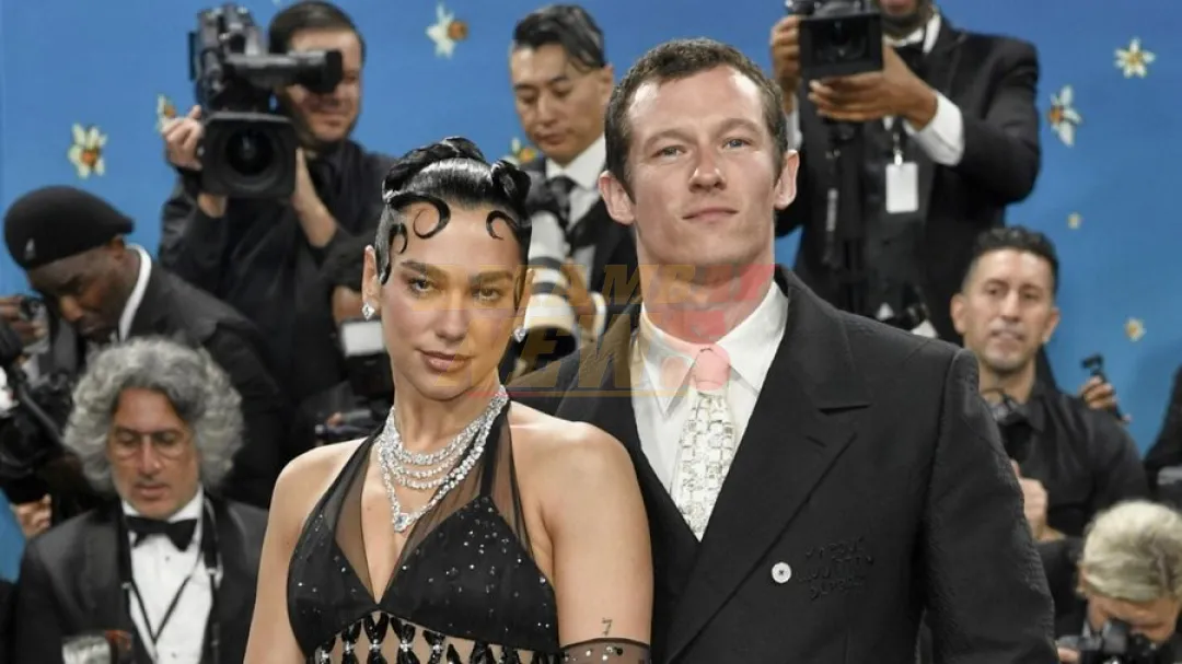 Dua Lipa presume compromiso con Callum Turner tras meses de especulación