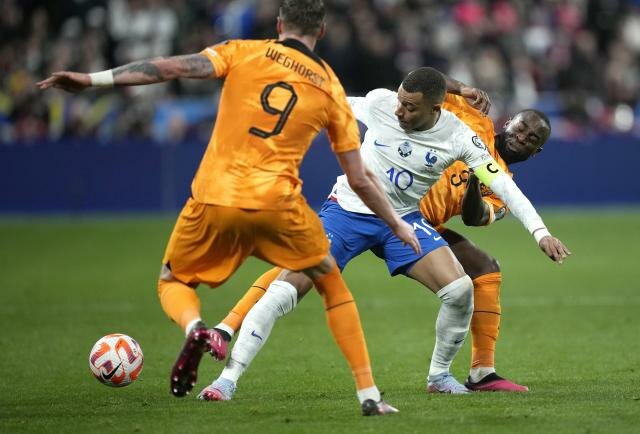 Países Bajos vs. Francia, duelo estelar del viernes en la Eurocopa