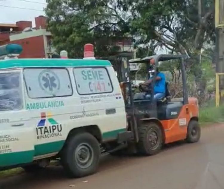 Vergenza: Ambulancia del Hospital Regional siendo empujado por un montacargas en PJC