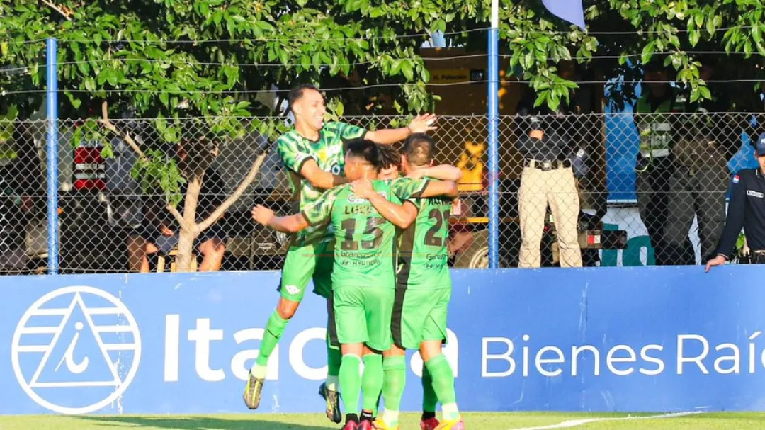 El campeón logra su primera victoria