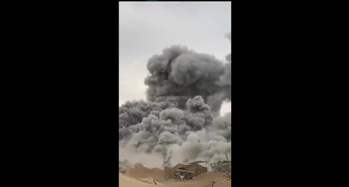 Israel hace volar el edificio del Parlamento de Hamás en la capital de Gaza