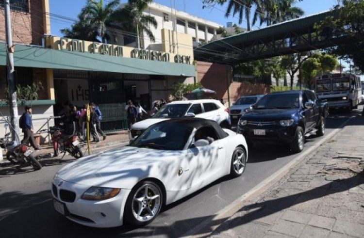 PMT aplicará multas a padres que estacionen en doble fila para bajar a sus hijos frente a escuelas y colegios