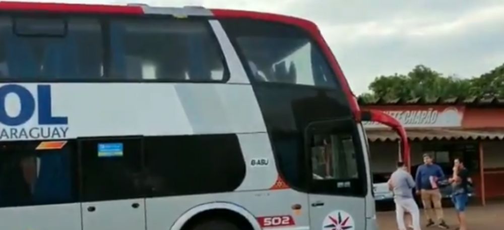 Bus paraguayo quedó varado en Brasil y pasajeros a la intemperie