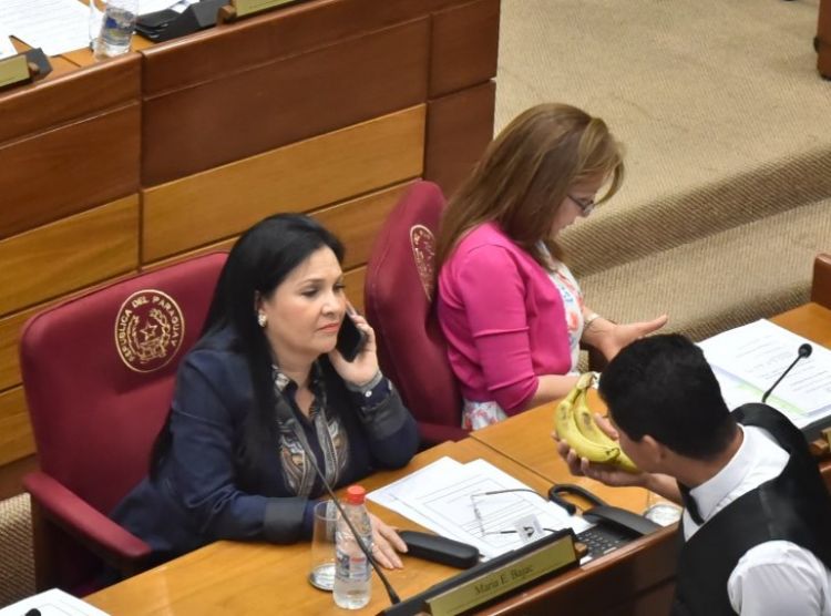 Piden pérdida de investidura de la senadora Eugenia Bajac