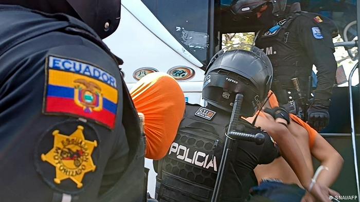 Tres guardias penitenciarias mueren en ataque armado en Ecuador