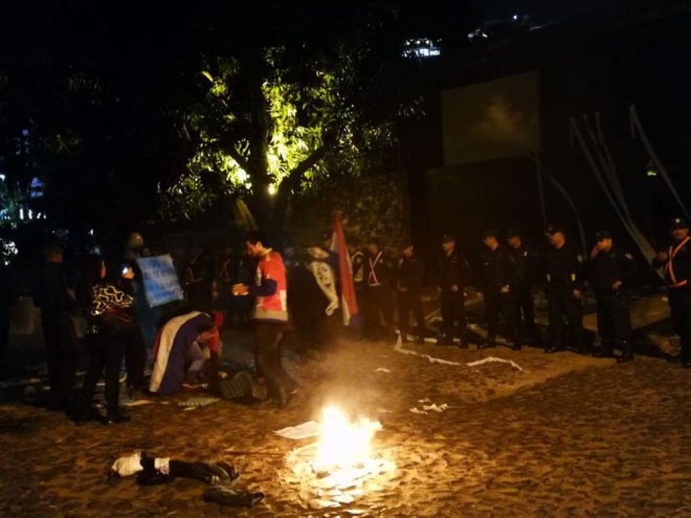 Nueva noche de protestas frente a la casa de Benigno López