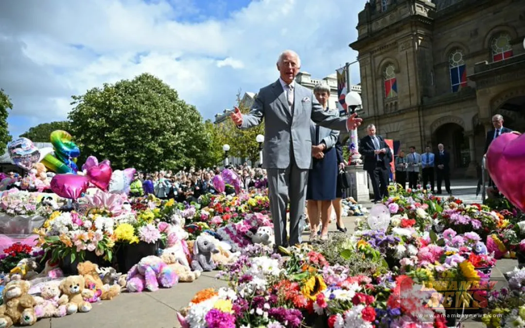El rey Carlos III visita la ciudad británica donde tres niños fueron asesinados a puñaladas