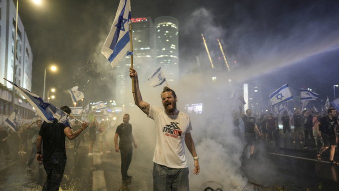 Multitudinaria protesta en Tel Aviv tras la dimisión forzada de un jefe de la Policía