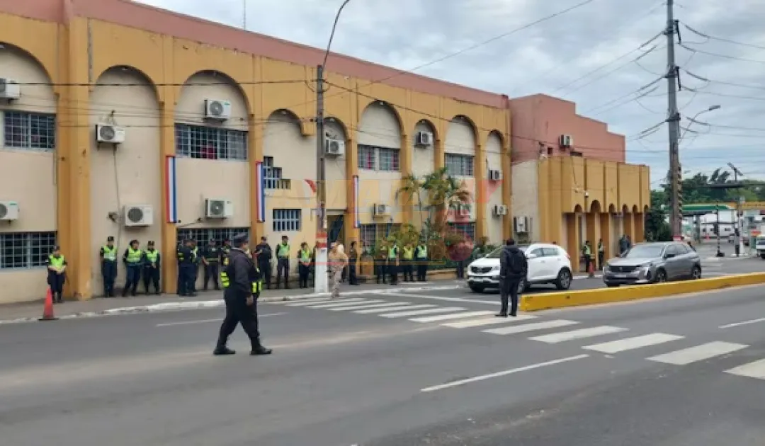 Tensión en Lambaré: funcionarios bloquean ingreso a Carol González
