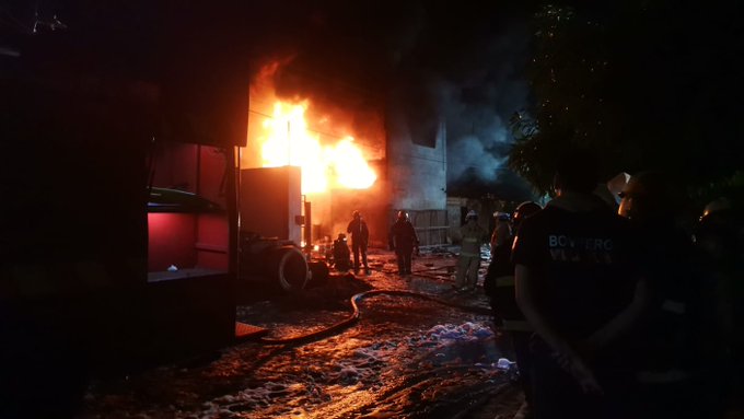 Padre herido e hija intubada tras incendio de depósito clandestino en Villa Elisa